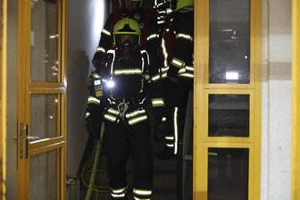 Nächtliche Brandstiftung in Chemnitzer Mehrfamilienhaus - Die Feuerwehr konnte den Brand in einem Mehrfamilienhaus schnell löschen.