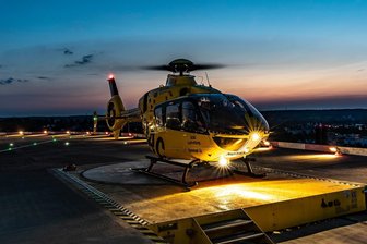 Nächtliche Hubschrauberflüge im Landkreis Zwickau – was ist der Hintergrund? - Ein Hubschrauber der ADAC-Luftrettung auf einem Landeplatz. Ein solcher Helikopter wurde im Landkreis Zwickau gesichtet.