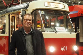 Nächtliche Lesereise in einer Chemnitzer Museums-Straßenbahn - Der Autor Arno Luik im Chemnitzer Hauptbahnhof vor der historischen Tatra-Straßenbahn, in der er in der Nacht zum Samstag aus seinem Bestseller "Schaden in der Oberleitung" gelesen hat.