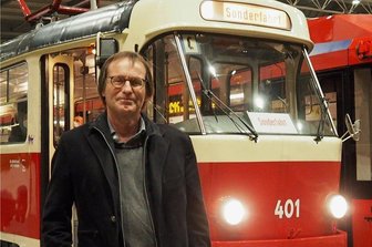 Nächtliche Lesereise in einer Chemnitzer Museums-Straßenbahn - Der Autor Arno Luik im Chemnitzer Hauptbahnhof vor der historischen Tatra-Straßenbahn, in der er in der Nacht zum Samstag aus seinem Bestseller "Schaden in der Oberleitung" gelesen hat.