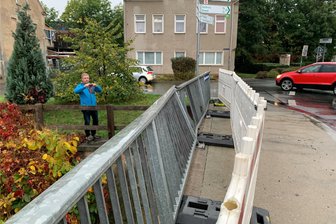 Nächtliche Spritztour in Crimmitschau: 13-jähriger Junge kracht mit Auto der Eltern ins Brückengeländer - Der beschädigte Bereich an der Maximilian-Halbauer-Brücke ist abgesperrt.