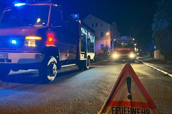 Nächtlicher Brand im Erzgebirge fordert Feuerwehr – Polizei ermittelt wegen Sachbeschädigung - Die Feuerwehr ist am Wochenende in Schneeberg ausgerückt.