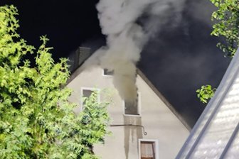 Nächtlicher Brand in Wohnhaus im Erzgebirge: Mann erleidet schwere Verletzungen - In der Nacht zu Freitag war die Feuerwehr bei einem Wohnhausbrand gefordert.
