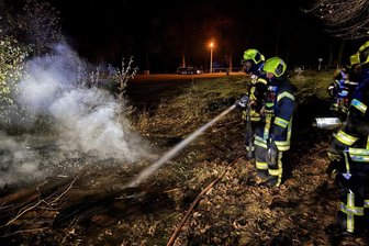 Nächtlicher Feuerwehr-Einsatz in Lößnitz: Das steckt dahinter - Feuerwehr im Einsatz: Rettungskräfte mussten am Wochenende in Lößnitz zu einem Brand ausrücken.