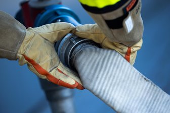 Nächtlicher Feuerwehreinsatz an der Albert-Schweitzer-Straße in Plauen - In der Nacht musste ein Brand am Chrieschwitzer Hang gelöscht werden.