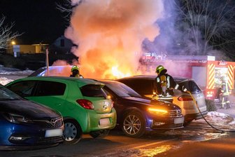 Nächtlicher Feuerwehreinsatz im Erzgebirge: Geparkter Pkw steht in Flammen - In der Nacht zum Samstag musste die Feuerwehr in Zwönitz einen Pkw-Brand löschen.