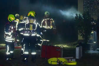 Nächtlicher Feuerwehreinsatz im Erzgebirge: Steueranlage von Heizung brennt - Die Feuerwehrleute konnten den Brand im Keller schnell löschen.
