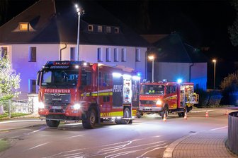 Nächtlicher Feuerwehreinsatz in Jahnsdorf: Großer Holzsstapel brennt - Einen nächtlichen Feuerwehreinsatz gab es wegen eines Brandes an der Adorfer Straße in Jahnsdorf.