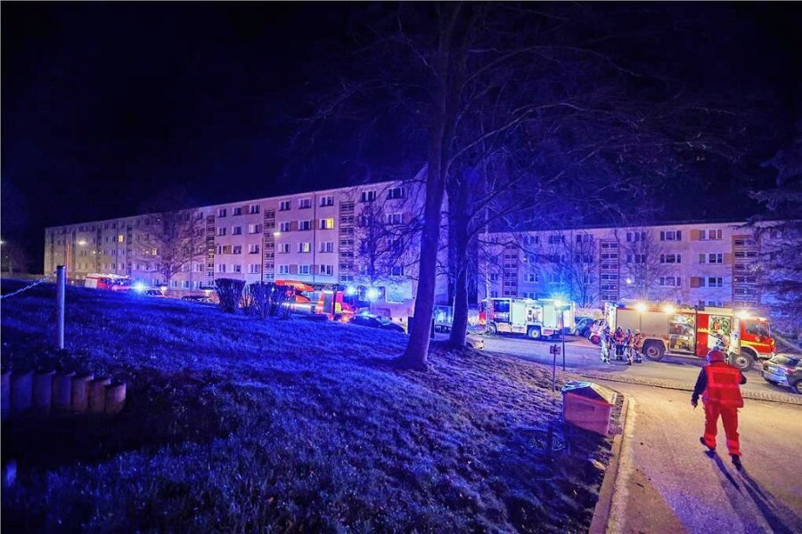 Nächtlicher Großeinsatz für die Feuerwehren in Hohenstein-Ernstthal: Was ist in der Fritz-Heckert-Siedlung passiert? - Mit einem Großaufgebot waren die Feuerwehren in der Fritz-Heckert-Siedlung. 