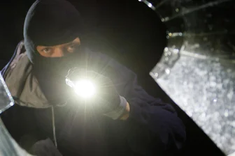 Nächtlicher Raub in Annaberg-Buchholz: Polizei nimmt Duo aus Tschechien fest - Zwei Männer sind Samstagnacht in eine Gartenlaube in Annaberg-Buchholz eingebrochen.