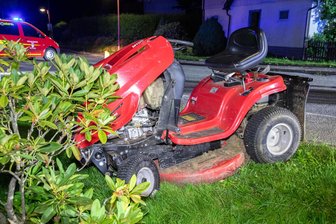 Nächtlicher Unfall mit Rasentraktor im Erzgebirge: Fahrer schwer verletzt - Was auch immer der Fahrer in der Nacht im Sinn hatte - die Fahrt endete abrupt.