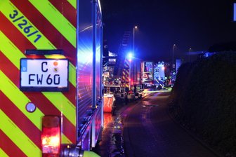 Nächtliches Feuer in Chemnitzer Autowerkstatt: Erste Hinweise zur Ursache - Werkstattbrand in Chemnitz-Grüna: Zahlreiche Einsatzkräfte der Feuerwehr waren im Einsatz.
