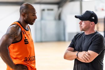 Näher dran wäre unterm Korb: Wie die „Freie Presse“ die Saison der Niners Chemnitz begleitet - Immer nah dran an den Niners: „Freie Presse“-Reporter Thomas Reibetanz (rechts, hier im Gespräch mit Spieler DeAndre Lansdowne).