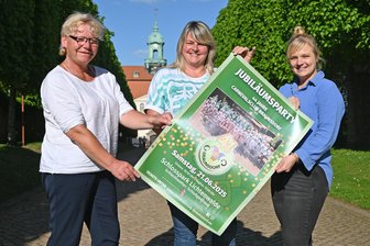 Närrisch: Warum der Carnevalsclub Braunsdorf mitten im Sommer feiert - Carmen Langer, Kati Weber und Theres Lämmel (v. l.) gehören zum Organisationsteam.