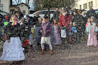 Närrische Kinder wollen am Faschingsdienstag Augustusburg erobern - Konfetti-Regen gab es zum Kinderfasching in Augustusburg im vergangenen Jahr.