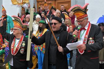 Närrische Schulmeister: Karnevalisten übernehmen die Macht im Rathaus Freiberg - Gemäß dem Faschingsmotto schickte der FKK um Heidi Hinkel (l.) und Joachim Breßler (r.) OB Sven Krüger auf die Schulbank.