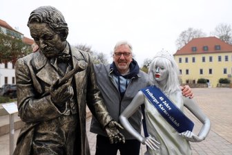 Närrische Zeit bricht an: Karnevalisten laden zum 11.11. ans Rathaus Freiberg - Der Präsident des Freiberger Karneval Klubs Achim Breßler (M.) regt eine Erweiterung des Silberweges an.