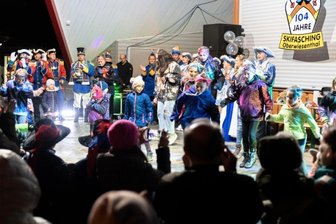Närrisches Bergvolk verlagert Karnevalsauftakt ins Freie - Auf der Freilichtbühne in Oberwiesenthal ist am Samstag der Startschuss zur neuen Saison des Oberwiesenthaler Skifaschings gefallen. Dabei gab es auch immer wieder den Hinweis auf geltende Abstandsregeln.