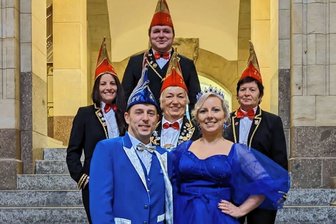 Närrisches Volk aus Frankenberg grüßt den Ministerpräsidenten - Das Rossauer Prinzenpaar Nora I. und Daniel II. (vorn) und die Abordnung des FCV in der Staatskanzlei. 