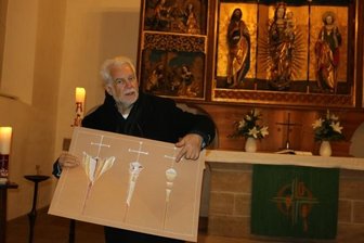 Nagelkreuz soll in Johanniskirche einen würdigen Platz finden - Künstler Peter Luban präsentierte dem Friedensgebetskreis der Plauener Johanniskirche am Mittwoch verschiedene Vorschläge, wie das schlichte Nagelkreuz mit einem kunstvoll gestalteten Halter in Szene gesetzt werden könnte. 