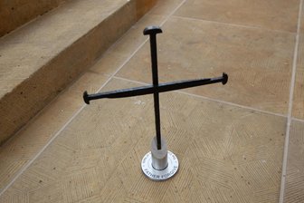 Nagelkreuz wandert ins Plauener Rathausfoyer - Das Plauener Nagelkreuz. Ab Freitag ist es im Rathausfoyer ausgestellt.
