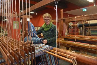 Nagelneu im Webmuseum: Oederans Stadtfarben in Morsezeichen verwoben - Das gewebte Textiltuch Oederan hat Web-Meisterin Hanne Protzmann an einem der Webstühle geschaffen.