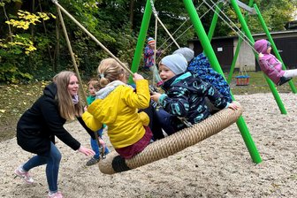Nagelneue Nestschaukel begeistert Kinder in Mylau - Stand bei den Mädchen und Jungen bei der Einweihung hoch im Kurs: die Nestschaukel.