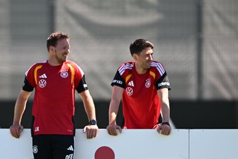 Nagelsmanns Erinnerung an die Oma mit Krückstock - Bundestrainer Julian Nagelsmann (l) steht am Trainingsplatz neben seinem Assistenten Benjamin Glück.