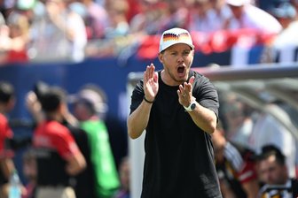 Nagelsmanns Krächze-Stimme: "Arschkalt" im Flieger - Julian Nagelsmann ruft am Spielfeldrand bei der WM-Generalprobe gegen die USA. 