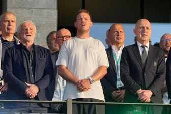 Nagelsmanns WM-Aufgabe: "Nenner finden und Einheit werden" - Julian Nagelsmann (m.) steht zwischen DFB-Sportdirektor Rudi Völler (l.) und Verbandschef Bernd Neuendorf (r.) auf der Tribüne des Berliner Olympiastadions. 