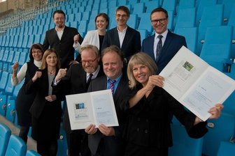 Nah am Leser: Lokaljournalistenpreis für "Freie Presse" - Die Serviceredaktion Nutzwerk ist am Sonntag mit dem Deutschen Lokaljournalistenpreis der Konrad Adenauer Stiftung ausgezeichnet worden. Im Bild (von links, untere Reihe): Stephanie Wesely, Gabriele Fleischer, Uwe Vetterick, Chefredakteuer der Sächsischen Zeitung, Jan Emendörfer, Chefredakteur der "Leipziger Volkszeitung", Katrin Saft, Redaktionsleiterin Nutzwerk, Andreas Rentsch (links, obere Reihe), Jana Geißler-Dröfke, Steffen Klameth und Torsten Kleditzsch, Chefredakteur der "Freien Presse". Die drei sächsischen Zeitungen hatten die Serie "Ambulant Operieren" in ihren Print- bzw. Onlineausgaben veröffentlicht.