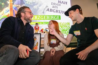Nah dran am Abgrund: Auf neuen Film folgt im Erzgebirge ein Experiment - Nach dem Film – hier die Hauptdarsteller Johannes und Klara Förster mit Regisseur Peter Haueis (r.) – soll nun ein Experiment folgen.