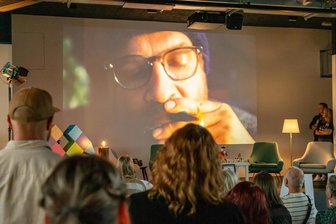 Nah dran am Abgrund: Wird der zweite Imagefilm über das Erzgebirge auch ein Super-Erfolg? - Mal fix ne Räucherkerze paffen: Welturaufführung vor geladenem Publikum im Buntspeicher Zwönitz. Ingo Kleinelt alias Johannes Kühn - der auch im ersten Film mitgespielt hat - im Film: „Nah dran am Abgrund: Erzgebirge“.