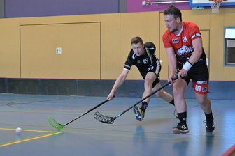 Nah dran und doch weit weg: UV Zwigge verpasst Titelgewinn in der Floorball-Verbandsliga - Der Zwickauer Kapitän Eric Poppe (rechts) im Duell mit Jeff Klemm von Halle II.