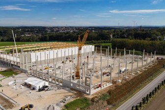 Nahe Meerane entsteht ein Logistikzentrum: Warum es für Irritationen in Zwickau sorgt - Der Blick aus der Vogelperspektive: In Ponitz entsteht ein rund 20.000 Quadratmeter großes Logistikzentrum. Im Hintergrund ist das Stadtgebiet von Meerane zu sehen.