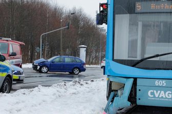 Die Straßenbahn und der Skoda wurden bei dem Unfall beschädigt.