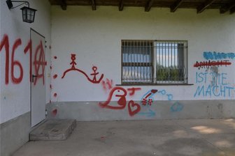 Nahe Zwickau: Fußballfans verunstalten ganze Hausfassade mit Schmierereien - Buchstaben, Zahlen, Zeichnungen: Unbekannte haben sich am Gebäude des Hundesportvereins ausgetobt.