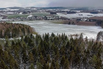 Naherholungsgebiet Fronberg im Vogtland: Anlieger wollen Region gemeinsam voranbringen - Blick vom Fronberg in Richtung Auerbach. Im Tal Reumtengrün, auf dessen Flur sich die mit 587 Metern ü.N. höchste Erhebung des Höhenzuges befindet.Foto: David Rötzschke