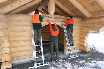 Naherholungsgebiet Werdauer Wald mit neuer Attraktion - Während der Inbetriebnahme der neuen Wanderhütte im Werdauer Wald erhielt die Raststätte ihren Namen: „Am Tischberg“. Insgesamt elf Blockhütten verschiedener Größen gibt es inzwischen in dem Naherholungsgebiet.