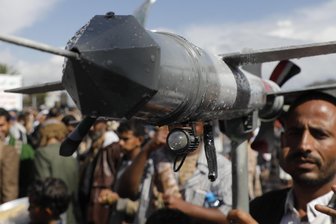 Nahost-Konflikt: Huthi-Rebellen drohen Israel: Ihr solltet nicht schlafen - Huthi-Anhänger protestieren mit einer Drohnenattrappe in der jemenitischen Hauptstadt Sanaa gegen Israel und die USA.