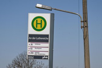 Nahverkehr absurd: Kaum genutzte Haltestelle in Chemnitz soll für Zehntausende Euro ausgebaut werden - Investition in einen attraktiveren Nahverkehr oder Verschwendung von Steuergeld? An einer Haltestelle in Chemnitz sollen nach einer Unterschriftensammlung jetzt Wartehäuschen aufgestellt werden. Laut CVAG halten die Busse dort allerdings so gut wie nie.