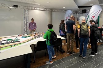 Nahverkehr auf der Schiene: Wie weiter in Zwickau? - Besucher zum Tag der Schiene im Schüler-Lab der WHZ.