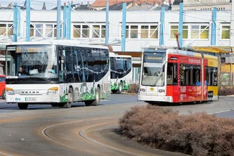 Nahverkehr im Vogtland: Wie Bus und Straßenbahn aus der Krise kommen könnten - Buslinie 63 ermöglicht die Fahrt ohne Umsteigen vom Oberen Bahnhof Plauen über Treuen und Lengenfeld zum Freizeitpark Plohn. Die Straßenbahn wiederum ist Plauens starkes Verkehrsmittel. Gemeinsam für den öffentlichen Nahverkehr, getrennt in Firmen: Sollten beide unter ein Dach? 