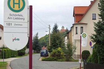Nahverkehr: Schönfelser müssen weiter auf bessere Busverbindung warten - Bis auf weiteres wird Schönfels nur von der Linie 181 angefahren.