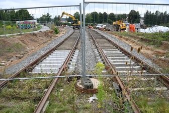Nahverkehrsmodell: Gleise nach Aue komplett verlegt - Bis auf Höhe des Bauzauns lag der Gleisstumpf an der Fraunhoferstraße. In den vergangenen Tagen wurde der Anschluss an die Neubaustrecke geschafft. Die Route nach Aue ist damit komplett.