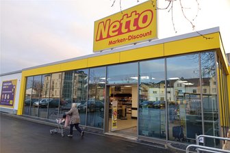 Nahversorger in Werdau und Crimmitschau: Ein Kommen und Gehen - Moderner, größer und schöner: Nach dem Umbau hat die Netto-Filiale an der Werdauer Straße in Crimmitschau ein völlig neues Gesicht bekommen. Anwohnern zufolge würde der erneuerte Einkaufsmarkt den dortigen Bereich nahe der Tankstelle erheblich aufwerten.