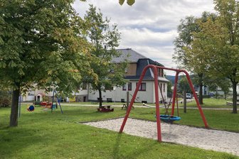 Nahwärmeversorgung: Gemeinde im Vogtland denkt über Genossenschaft nach - Neben den kommunalen Wohnungen soll auch die Kita in Tannenbergsthal von der neuen Nahwärmetrasse profitieren.