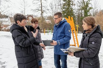 Name gesucht für neuen Rodewischer Freizeittreff - Bürgermeisterin Kerstin Schöniger und Zentrenmanagerin Babett Ludwig (links) treffen am Donnerstag MDR-Redakteur Ulf Kneschke und Aufnahmeleiterin Sarah Schmidt im Park für den Auftritt im TV.