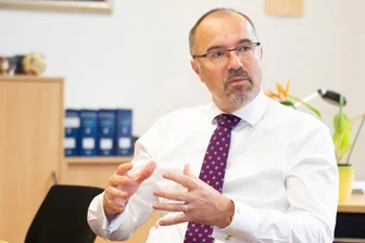 Namensschwäche von Plauens Stadtoberhaupt: Erneuter Fauxpas sorgt für Ärgernis - Plauens Stadtoberhaupt Steffen Zenner fiel schon mehrfach öffentlich mit seiner Namensschwäche auf. Nicht immer reagieren Betroffene entspannt.