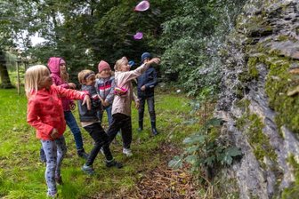 Namenstaufe in Ellefeld: Felsen heißt nun "Waldbrücke" - Namensweihe mit Wasserbomben: Nichtalltägliche Taufe des bislang namenlosen Felsens im Ellefelder Park durchEllefelder Grundschüler auf den Namen "Waldbrücke".